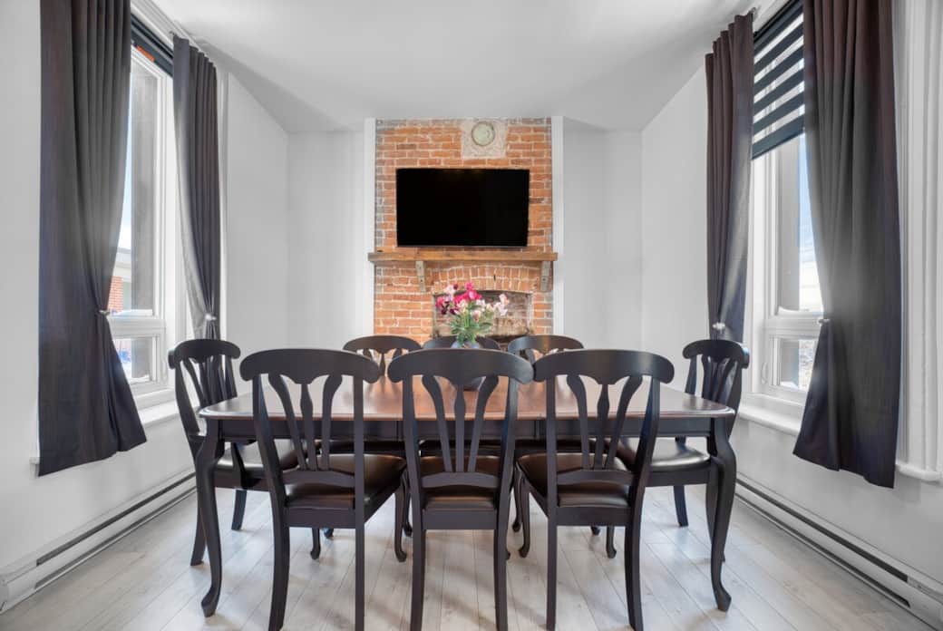 Vaste salle de séjour conviviale, elle offre une grande table pour partager les repas, Vaste salle de séjour conviviale, elle offre une grande table pour partager les repas,