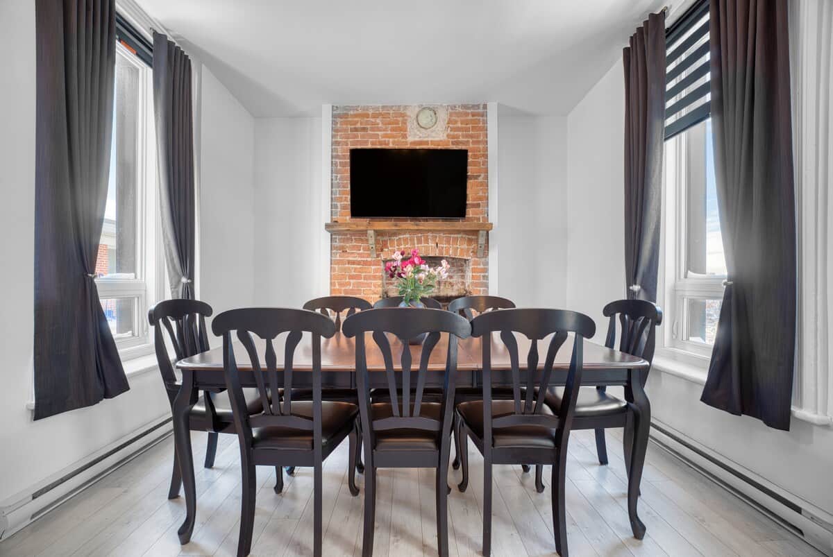Vaste salle de séjour conviviale, elle offre une grande table pour partager les repas,