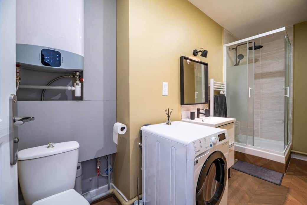 Chambre calme avec grand lit et dressing. Chambre calme avec grand lit et dressing.