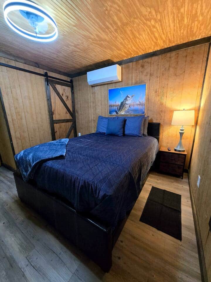 Bedroom 1
Queen bed Bedroom 1
Queen bed