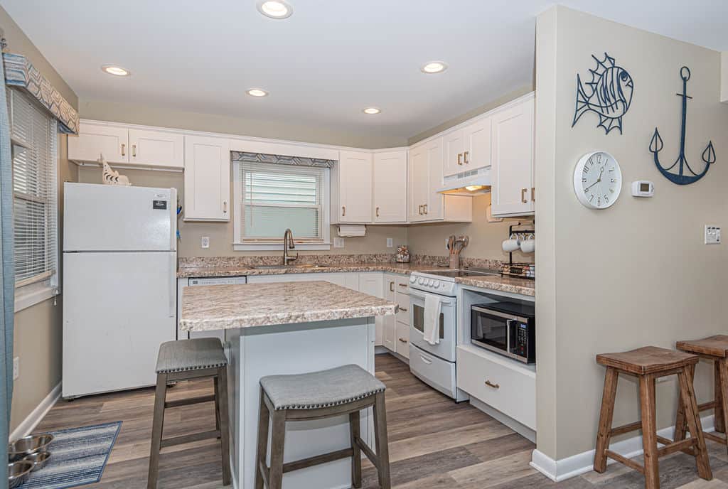 Full kitchen, with island and appliances