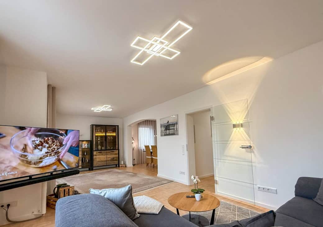 Geräumiges Wohnzimmer mit Ganzglastür zum Flur und Blick zum Esszimmer