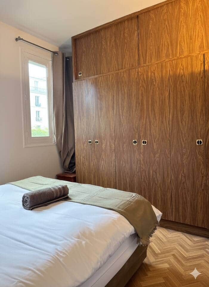 Petite chambre double avec espaces de rangements, côté salon.