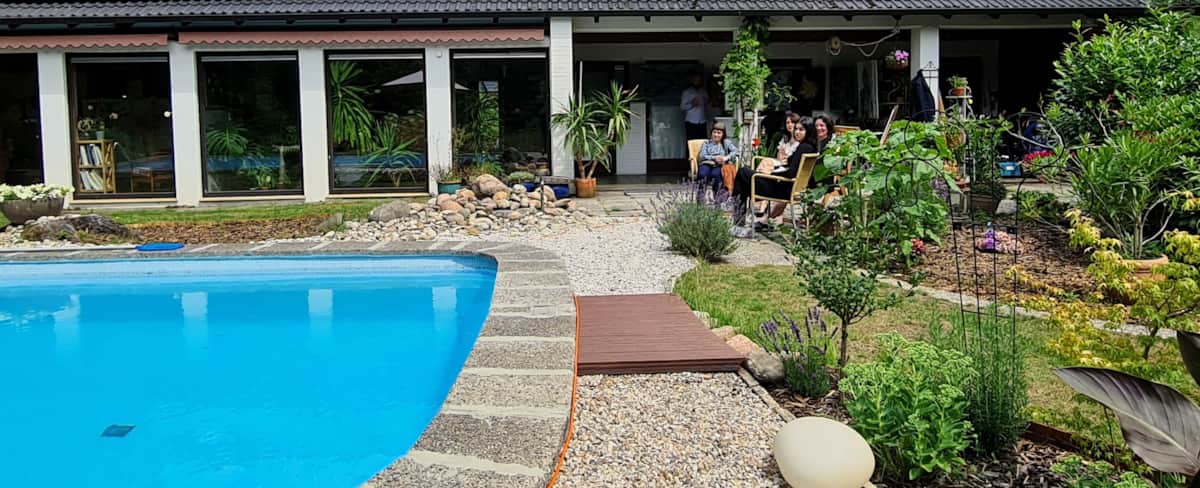 Garten und Pool der Ferienwohnungen in Worpswede