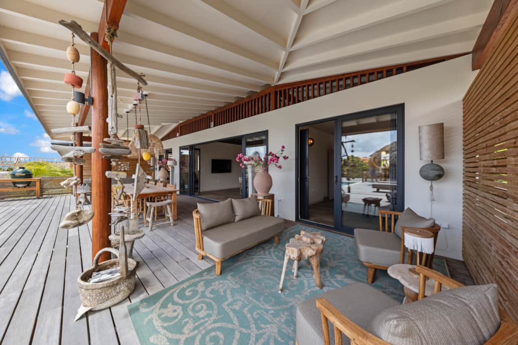 Relaxation area to the right of the villa