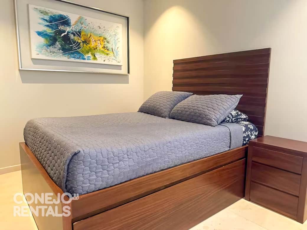 Recámara secundaria con cama queen y decoración costera en Bolongo Punta de Mita Recámara secundaria con cama queen y decoración costera en Bolongo Punta de Mita