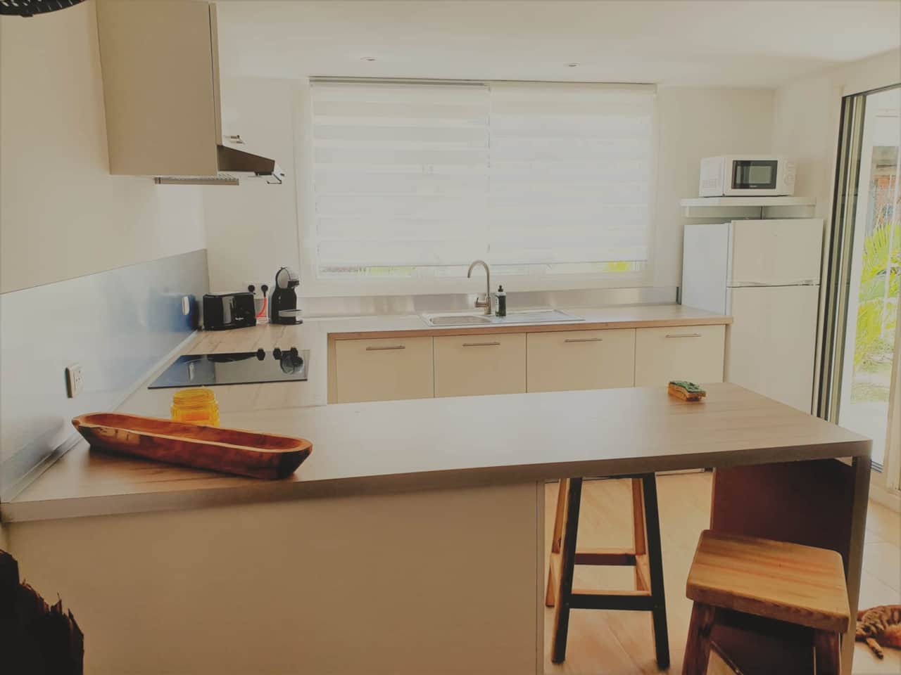 Cuisine équipée avec plateau bar