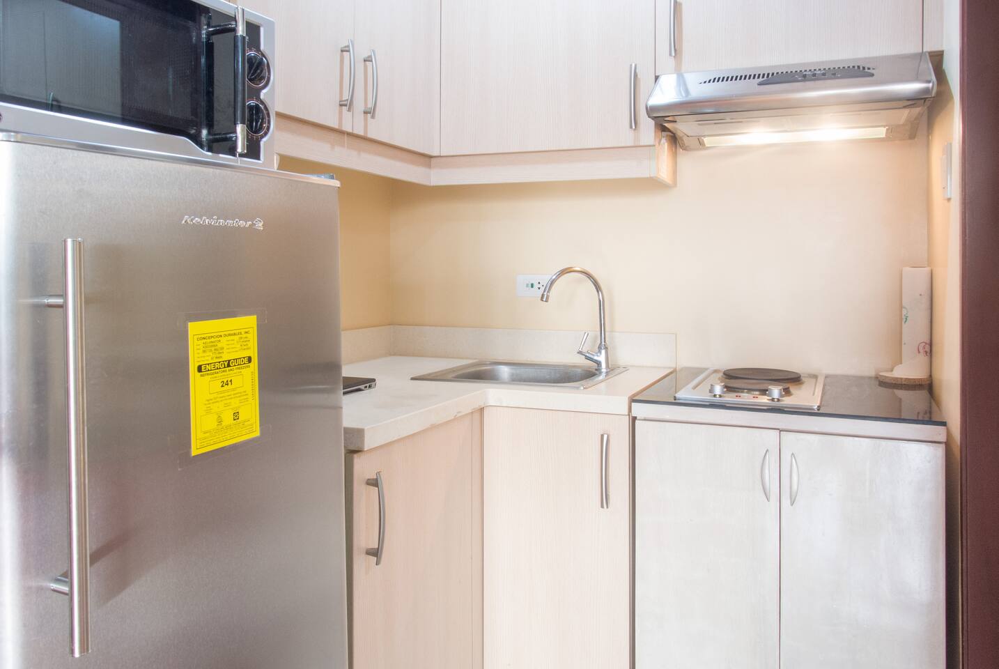 short stay condo in Makati with kitchen and privacy