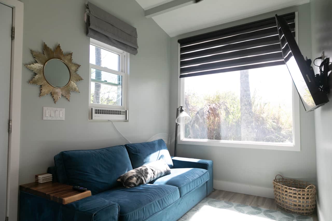 Cozy living room w/smart tv