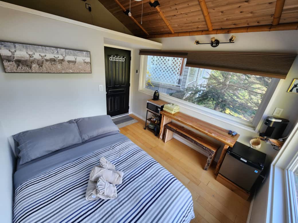 Bedroom and kitchenette Bedroom and kitchenette