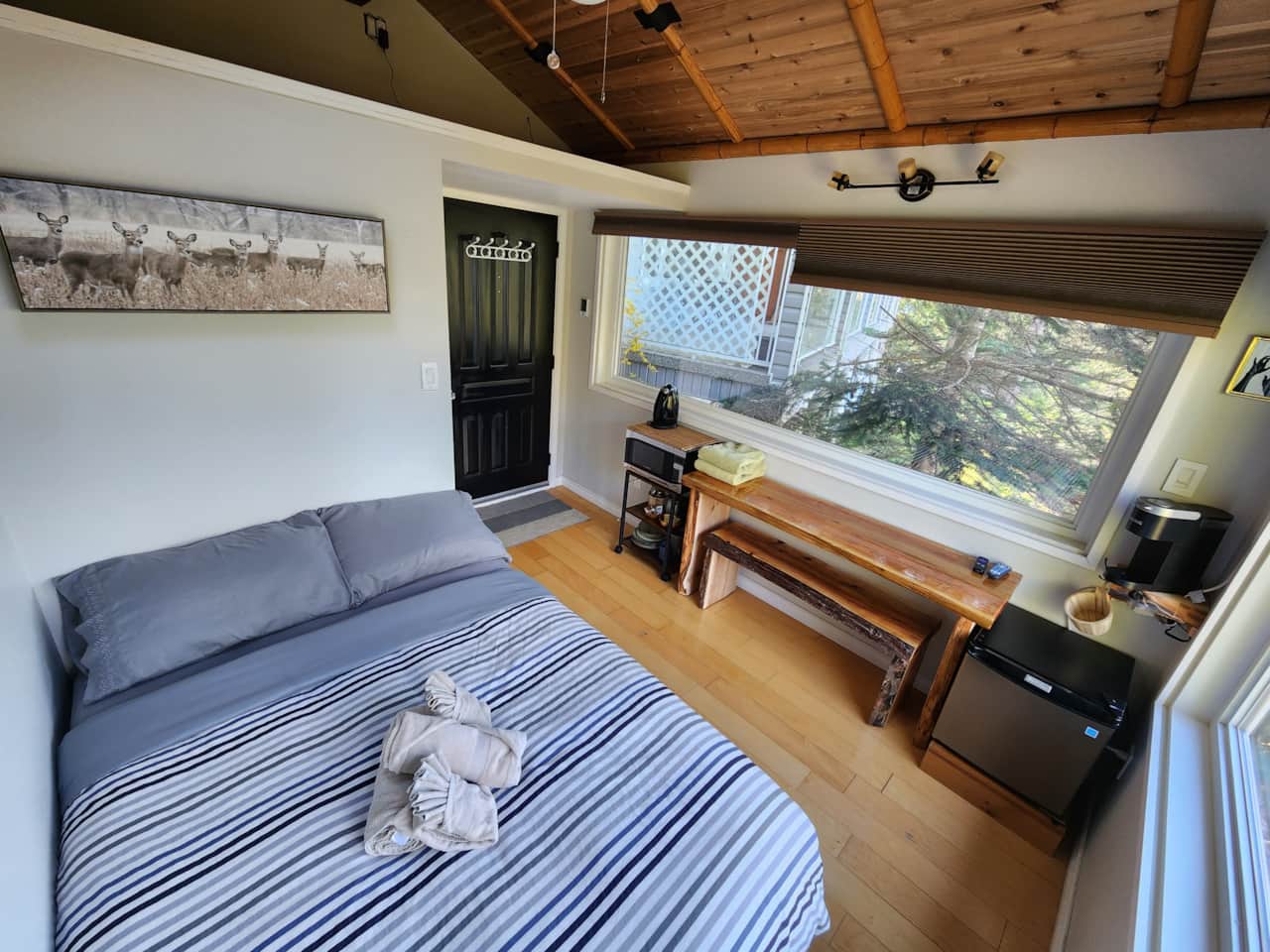 Bedroom and kitchenette