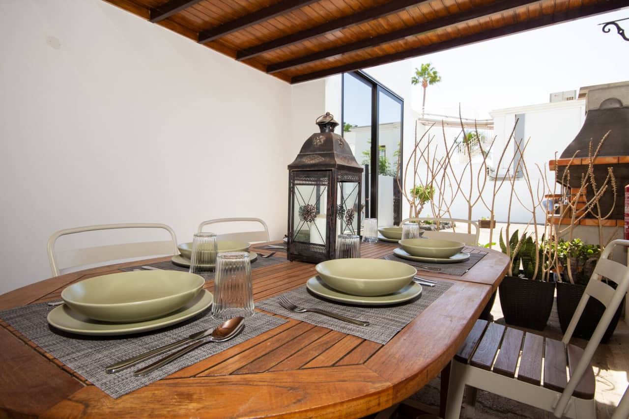 Zona de comedor exterior en villa en Puerto del Carmen