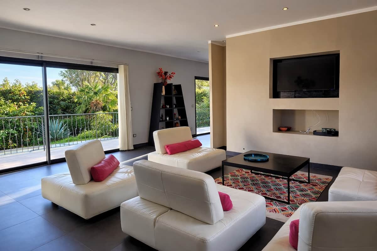 Salon lumineux et climatisé de la villa - location vacances Corse