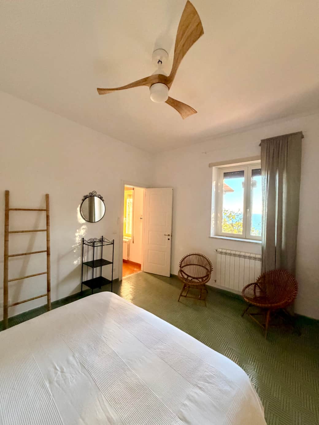 Habitación en Casa Ibiscus con ventana con vistas al jardín y al mar en Torre Bianca, Gaeta.