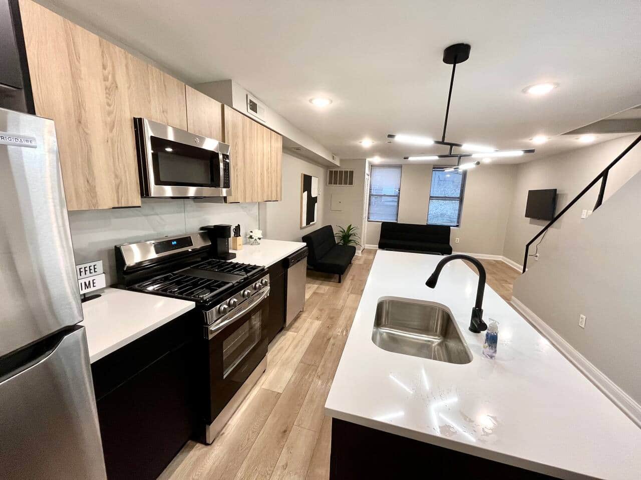 All brand new beautiful big kitchen , breakfast bar, fully loaded with all the amenities.