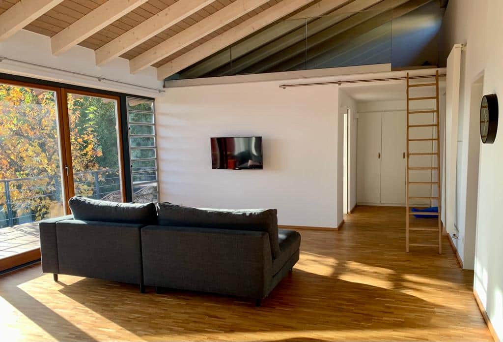 Sitzecke mit Blick auf die Schlafebene mit 2 Einzelbetten 