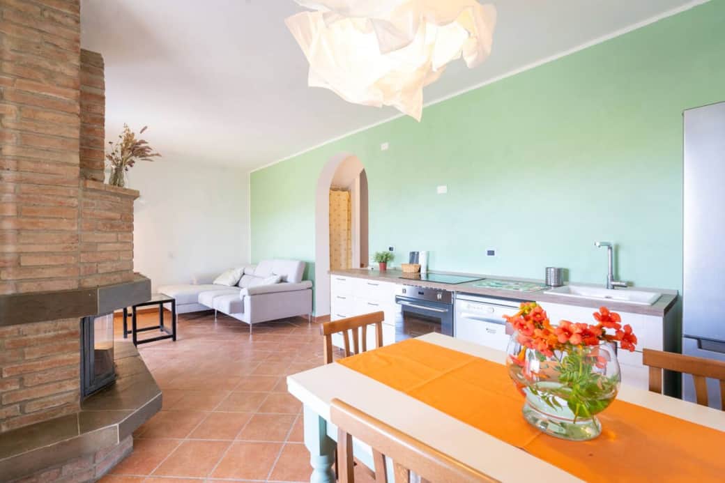 Sala con cucina e zona pranzo Sala con cucina e zona pranzo