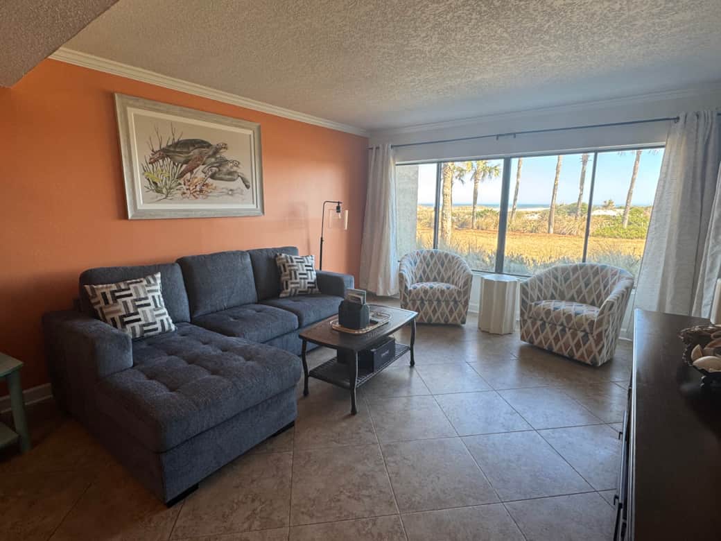 ~Living room looking out to ocean!~