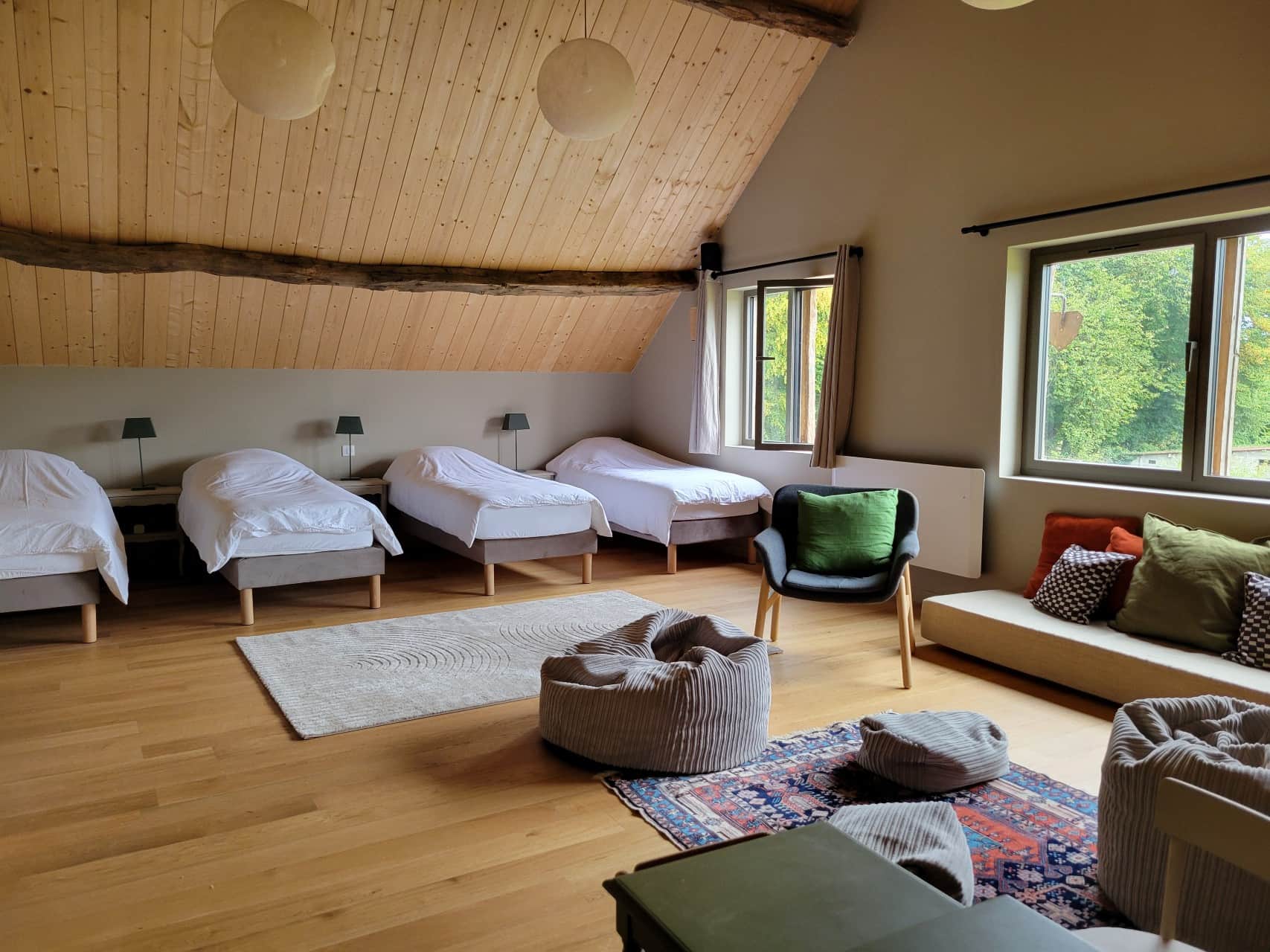 Dortoir avec 4 lits et salle de jeux - Maison Parenthèse