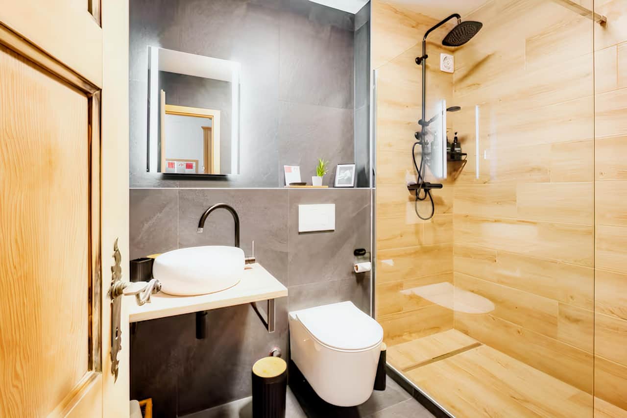 Modern bathroom with walk-in shower 
