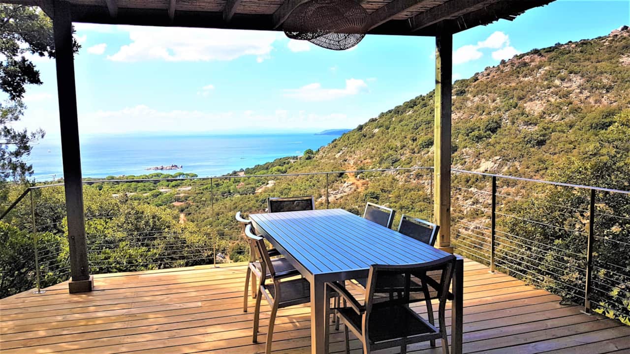 Terrasse de la maison avec 2 chambres.