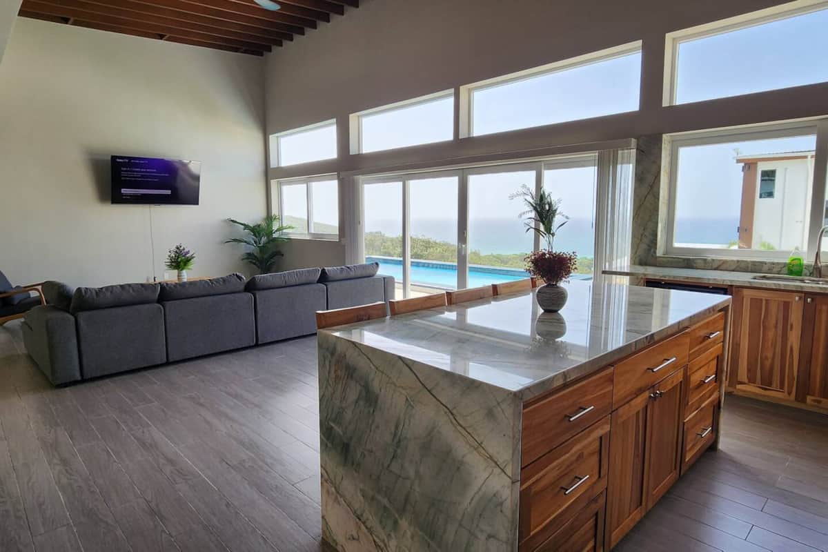 Luxury Stay by Camp Bay Beach!
