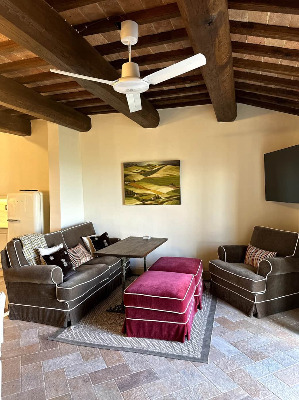 LIVING ROOM
Perfect for reading, resting after a long day, movies, writing your next novel or just staring at the view from a comfortable seat!