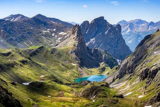 Lac turquoise au cœur du cirque de montagnes, randonnée estivale, Serre Chevalier Vallée