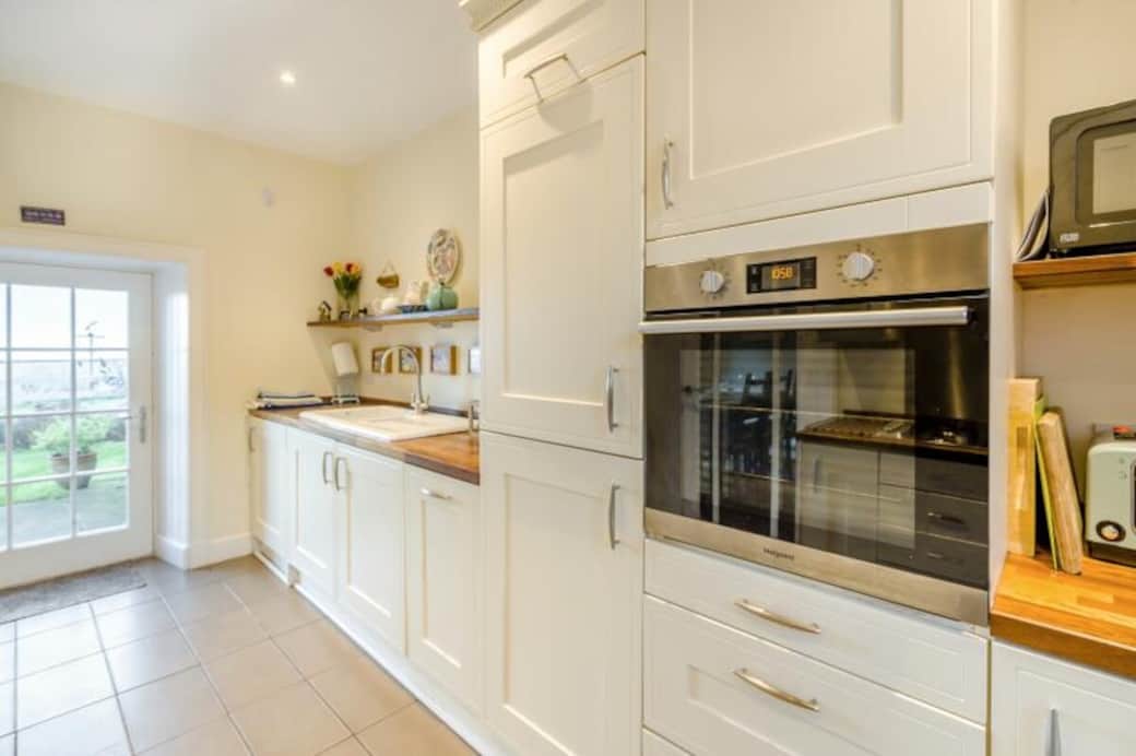 Full kitchen with single oven