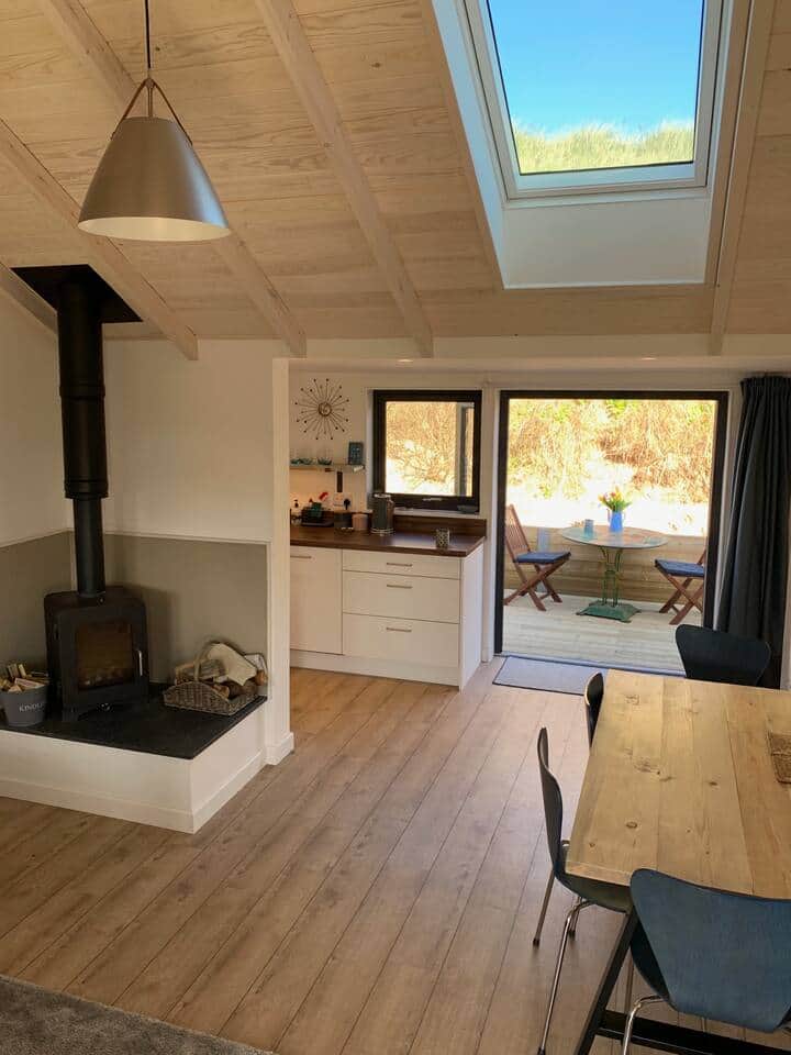 It's heaven to sit out on the back decked area, so private with the dunes rising up to the bluest of skies!... It's heaven to sit out on the back decked area, so private with the dunes rising up to the bluest of skies!...