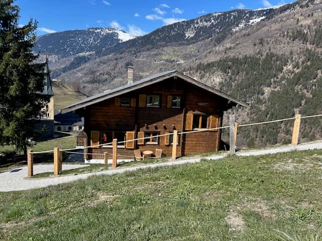 Chalet Mallum liegt ruhig am Berghang, umgeben von Natur und Bergpanorama