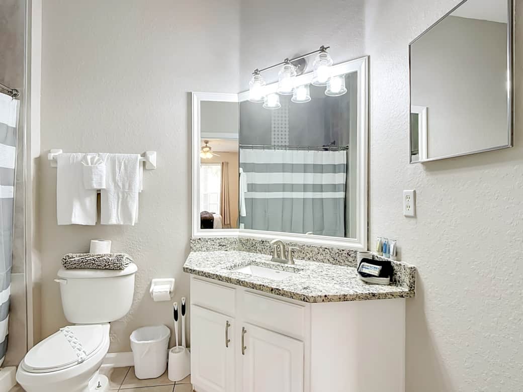 Modern ensuite master bath