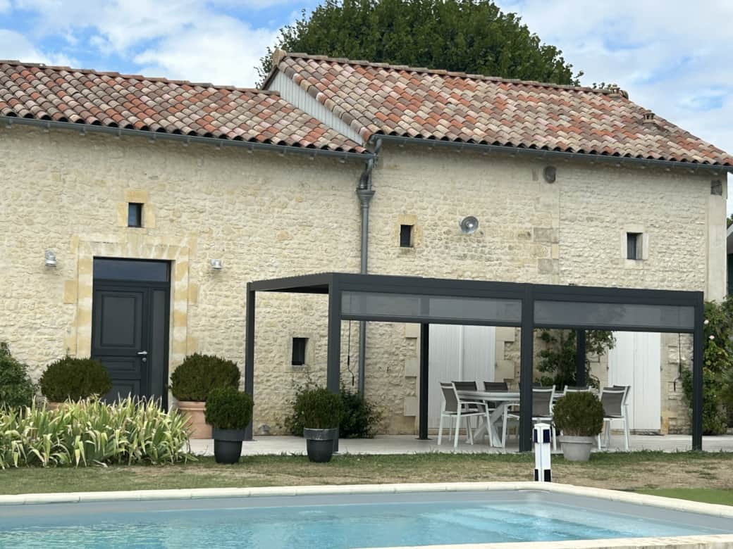 Haus und Terrasse mit bioklimatischer Pergola