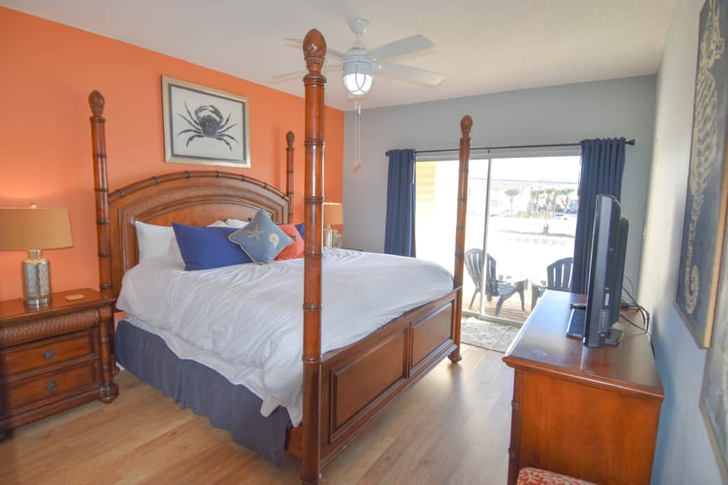 Master bedroom - king bed