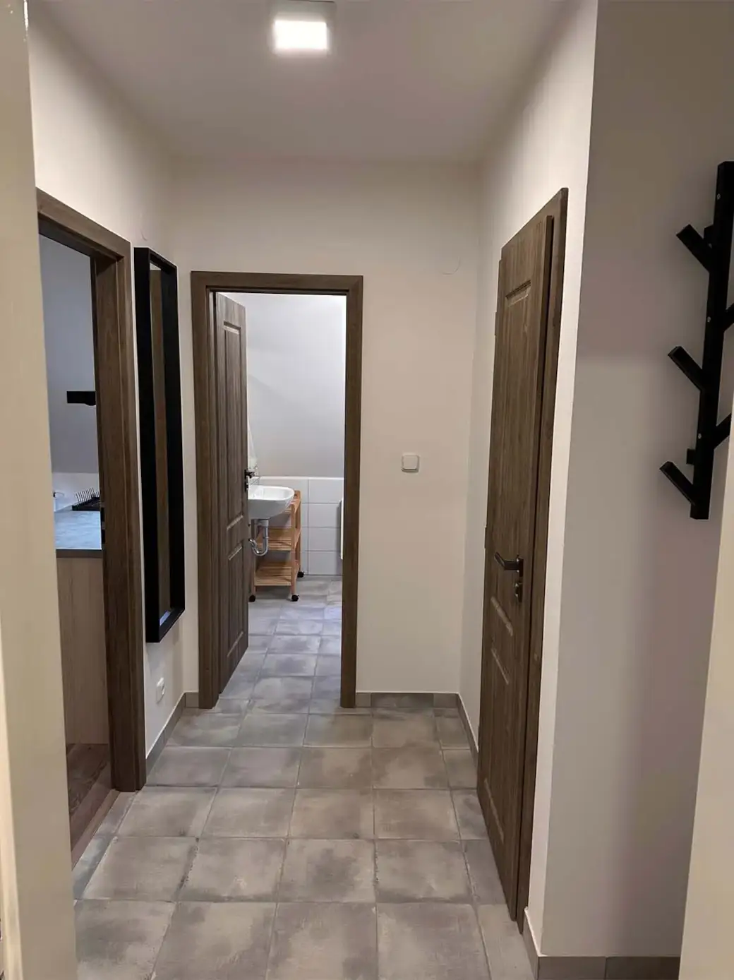 Z chodby do koupelny