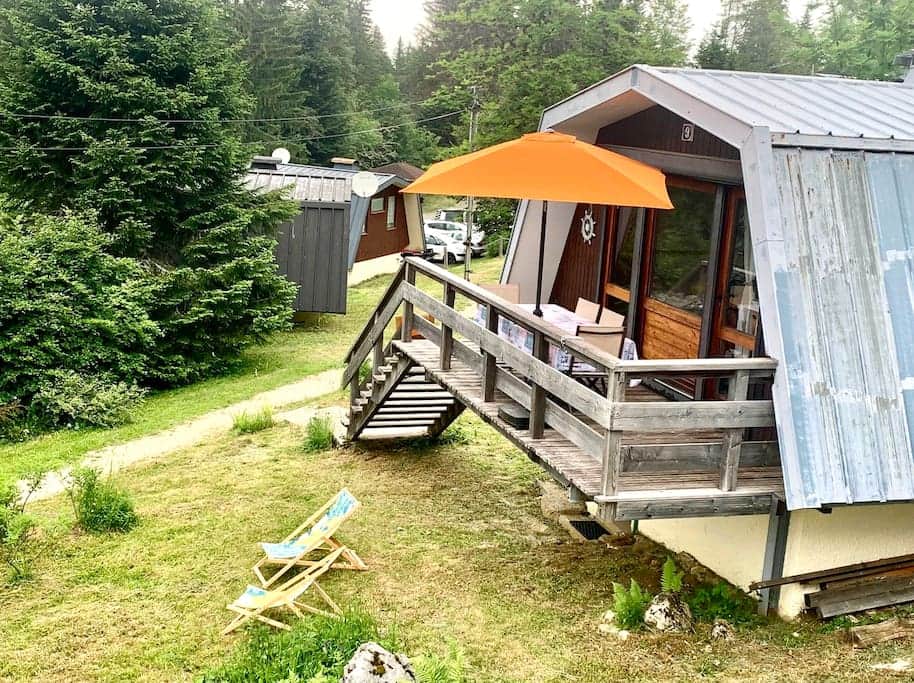 Petit chalet en bois avec jardin privé sur les pistes de ski des Jouvencelles.