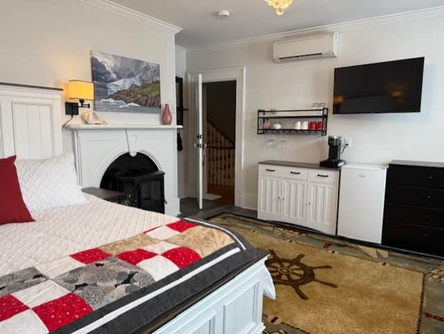 Deluxe King Suite, 4pc ensuite, A/C