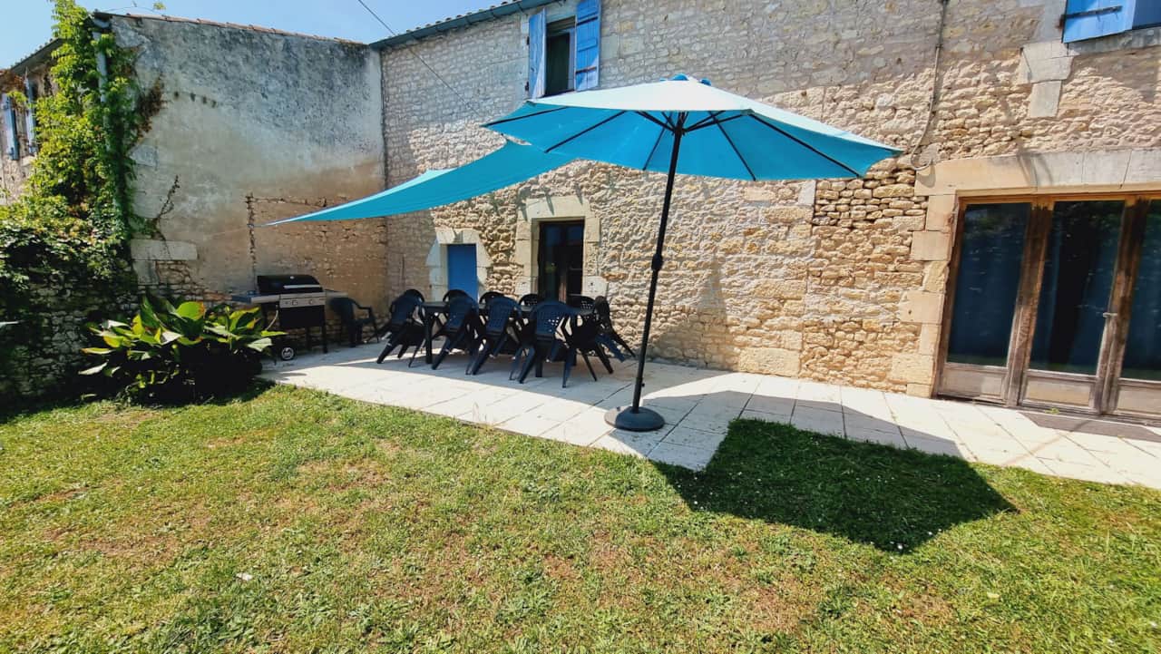 Large 190 m² private garden around the house