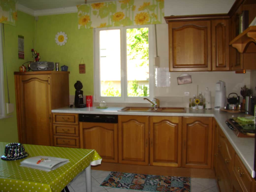 cuisine avec 2 frigos-congélateurs, très complète