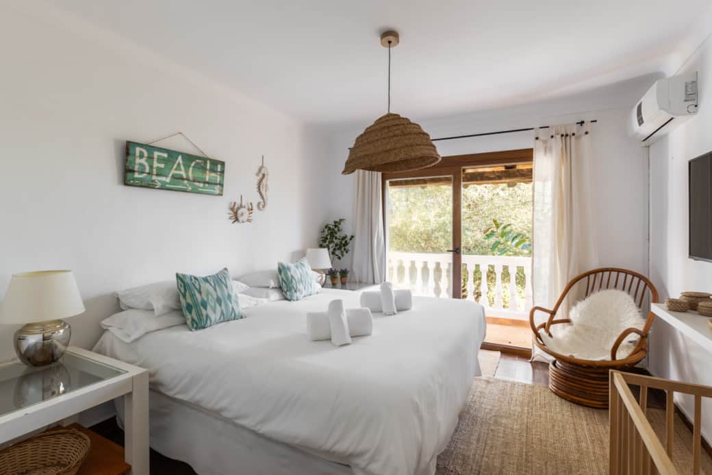 Dormitorio 1 "Beach" doble con AC, Smart TV 42´ y balcón. Cama grande de 180 x 200. Dormitorio 1 "Beach" doble con AC, Smart TV 42´ y balcón. Cama grande de 180 x 200.