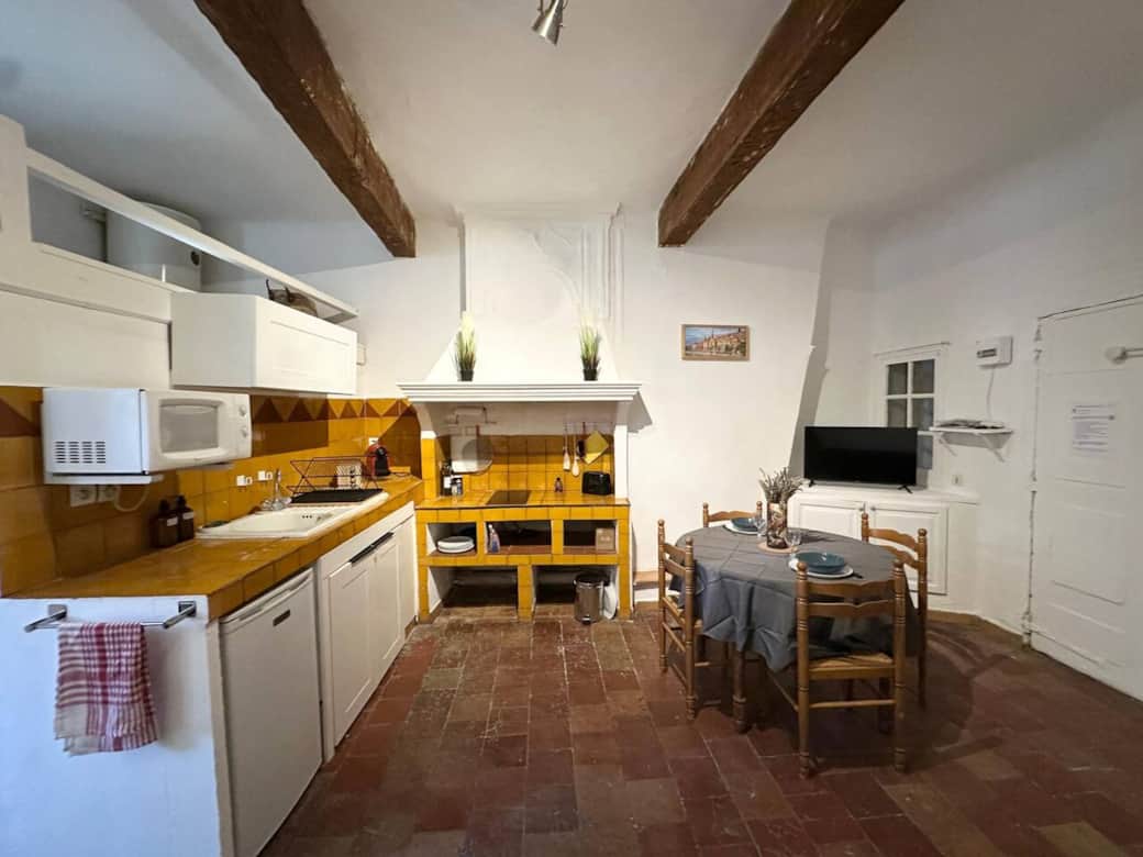 cuisine provençale, micro-ondes, machine à cafévaisselle, ustensiles, coin repas, table à manger,