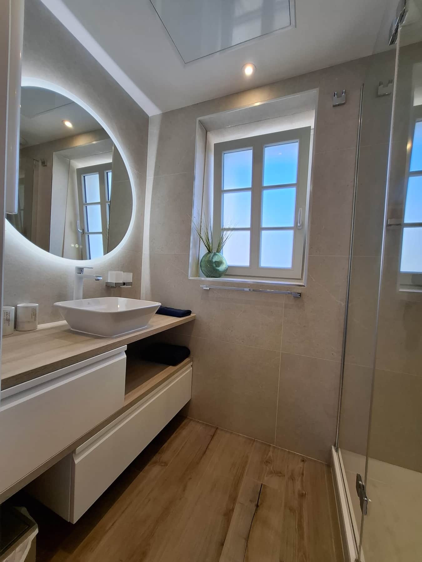 Salle d'eau de l'étage douche généreuse.jpeg
