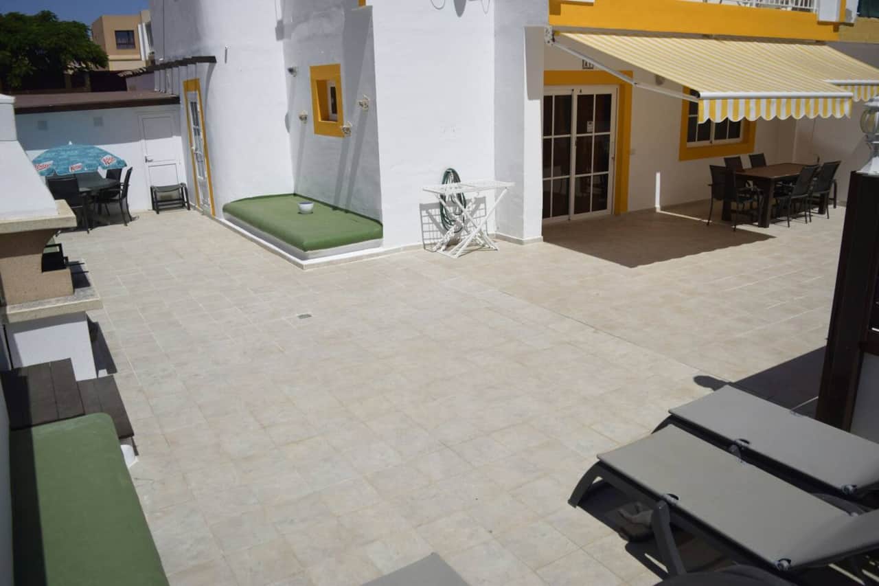 Patio con zona de sol y acceso a la vivienda