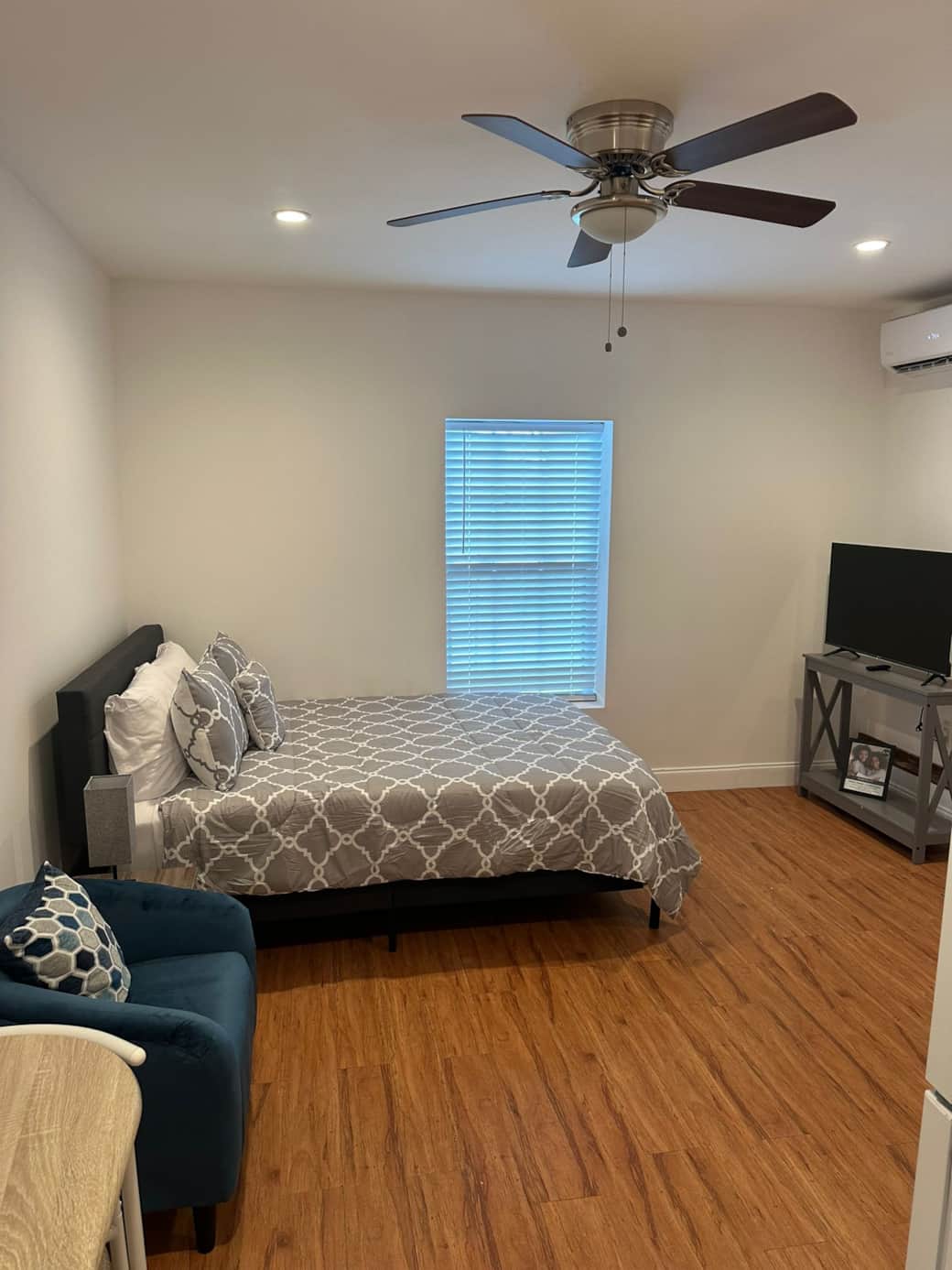 The bedroom features a queen-size bed, a desk, an accent chair and a great lighting. Lakeland, FL