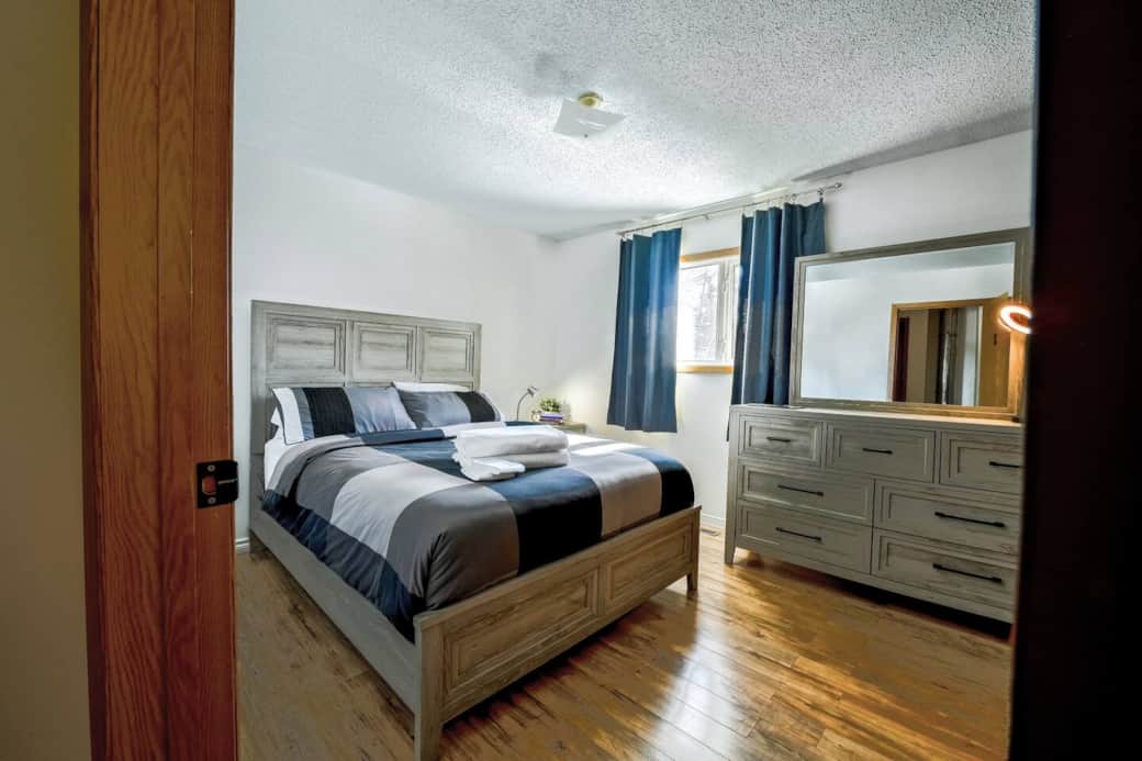 Comfortable & Serene Bedroom
Relax in a cozy bedroom with a plush bed, soft linens, and a calming ambiance. Large windows bring in natural light, while minimalist decor ensures a peaceful stay. Perfect for a restful night’s sleep!