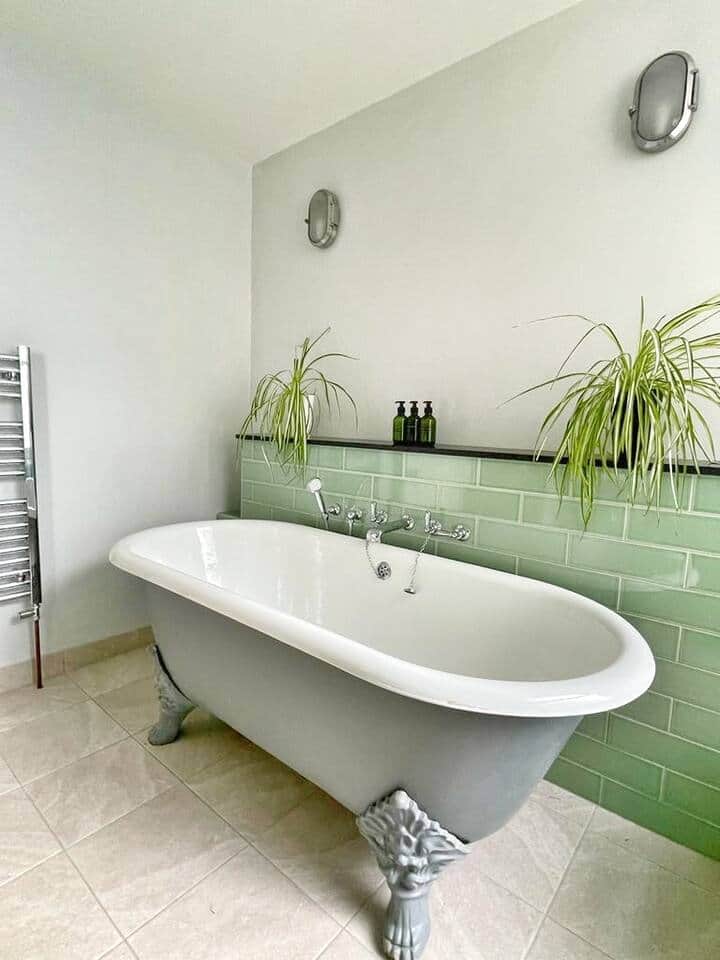 Family bathroom: stand-up bath + walking shower Family bathroom: stand-up bath + walking shower