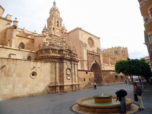 Calle Apóstoles, lateral catedral de Murcia. 