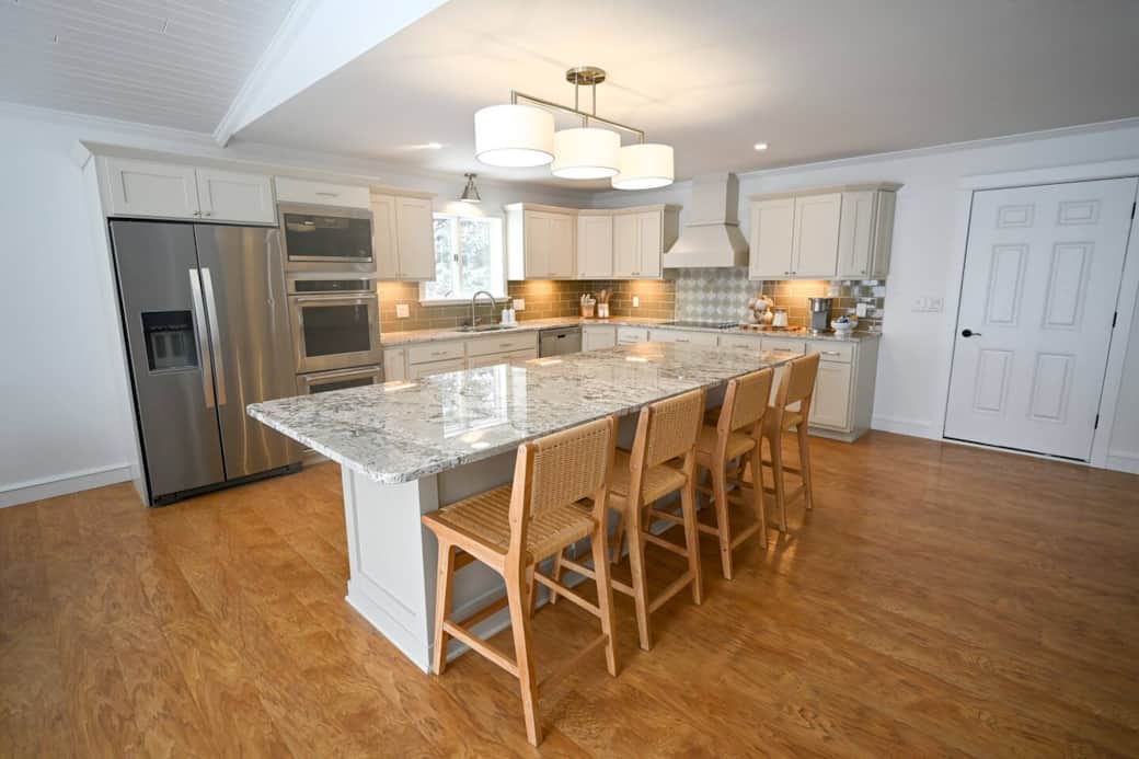 Fully Equipped Large Kitchen with Center Island Fully Equipped Large Kitchen with Center Island