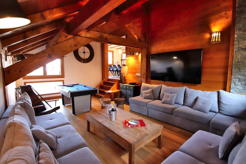 Salon confortable pour se retrouver tous ensemble après la journée remplie d'activités de plein air !