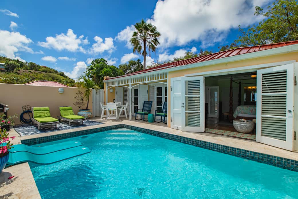 Pool side dining with Table for 4